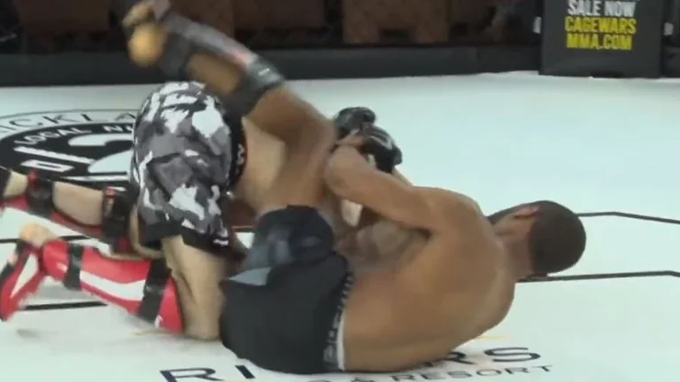 Watch the scary images: He didn't hand over the warrior of UFC breaks hands with opponent
