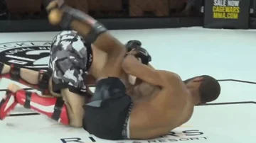 Schau dir die gruseligen Bilder an: Er hat nicht die Hand über den Krieger von UFC bricht Hände mit Gegner