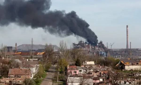 L'aciérie de Martupol, 12 tués, est bombardée entre deux femmes