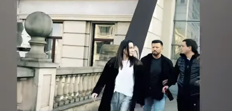 El momento en que Angeline Jolie es evacuado urgentemente de Lviv después de la alerta de ataque aéreo (Vídeo)