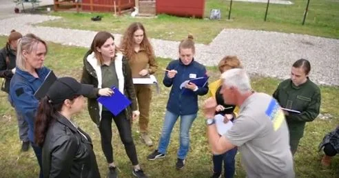 Confessions de femmes ukrainiennes en formation aux mines au Kosovo