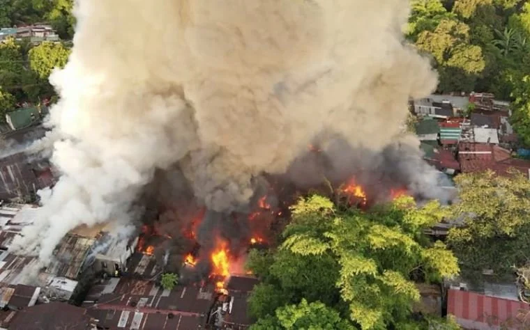 Le feu engloutit 80 maisons, huit morts.