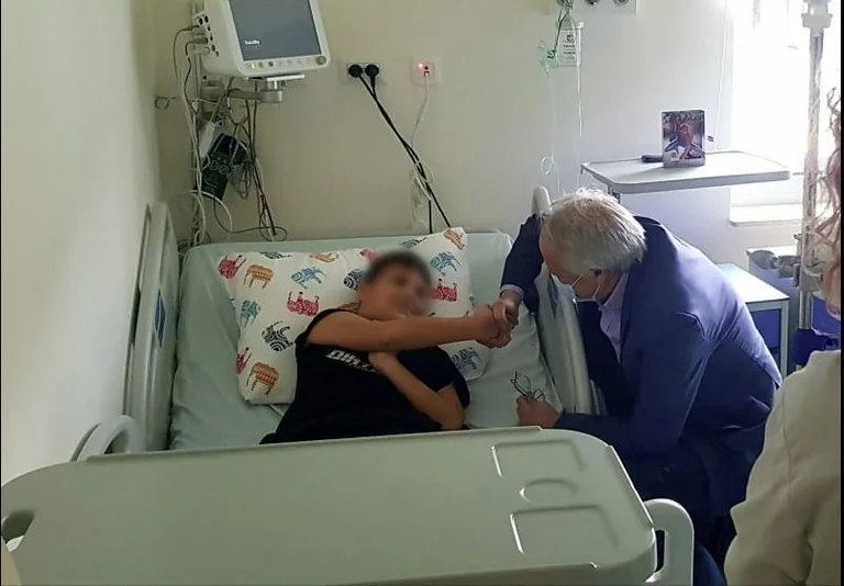 Latifi visite des patients dans trois cliniques QKUK, grâce au personnel de santé pour les services.