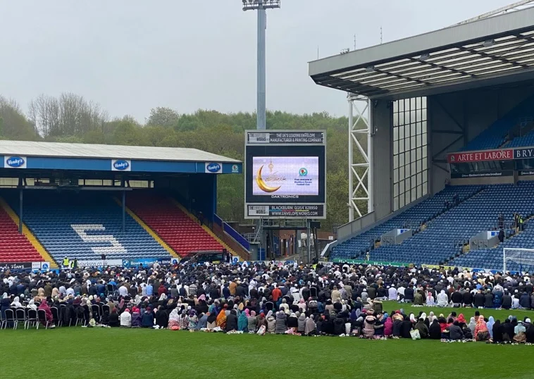 C'est le premier club anglais à accorder le pardon à Bajram dans son stade.