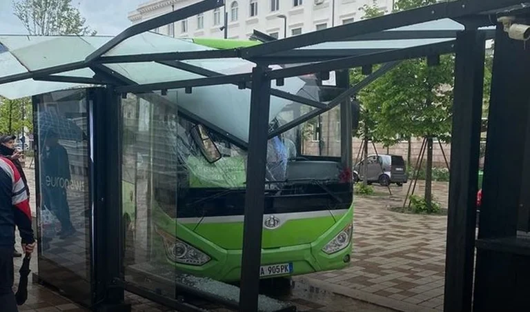Another urban accident in Tirana, bus hits station site