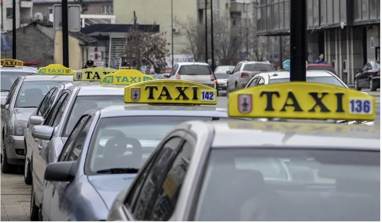 Pristina tassista ruba 132 euro, due telefoni