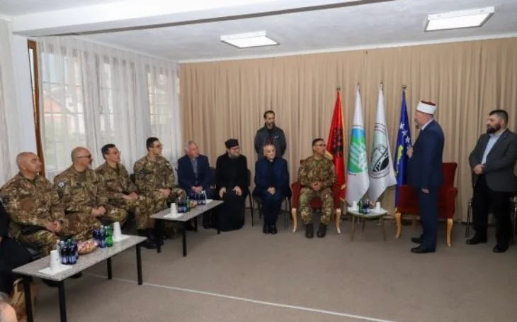 Igumenin Sava Janjiq se dirige a BIC de Pec para felicitar por Bajram