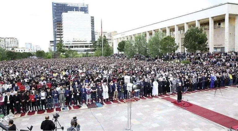 Thousands of believers fill square in Tirana, Muslims today celebrate Fiter Bajrami