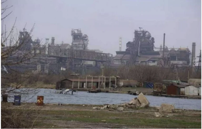 After partial evacuation, Russia has resumed bombings at the factory in Marioupol