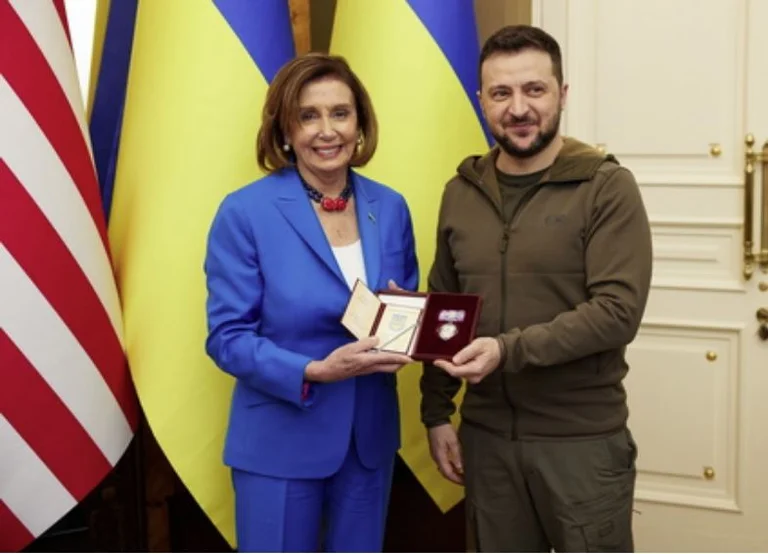 Cette histoire est derrière la médaille que Zelensky a donnée à Pelosi