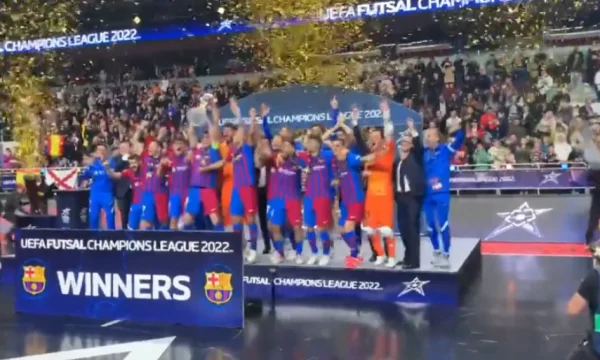 Armand Duka remet le trophée Champions de Barcelone