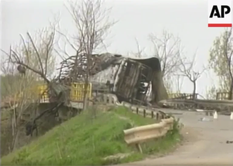 Dies waren die ersten Bilder des Busses, der in ulshan, Podujevo bombardiert wurde, wo Dutzende von Albanern vor 23 Jahren getötet wurden
