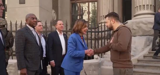 Nancy Pelosi trifft auf Zelensky in Kiew
