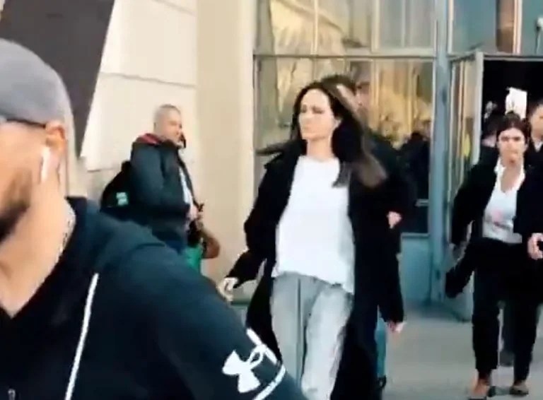 El momento en que Angeline Jolie corre por refugio después de que las sirenas golpeen Lviv