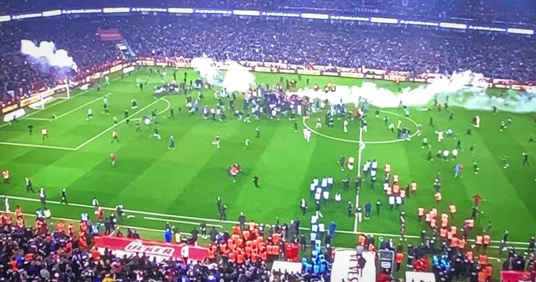 The madness has just occurred in Turkey. The Trabzonspor fans get into the field before the match ends to celebrate the title.