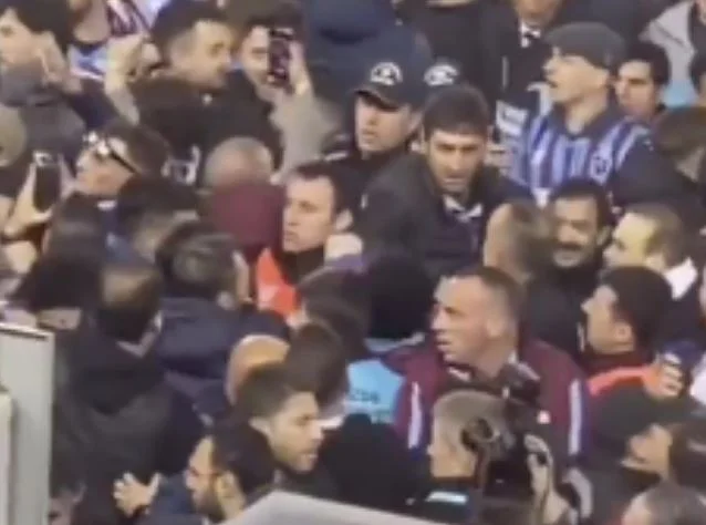 Wenn es einen Tribut gibt, greifen die Trabzonspor-Fans auch den feindlichen Torhüter an.
