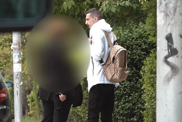Terribile: La nonna di 70 anni viene scoperta da Prizren sessualmente abusando di minori per denaro (Video)