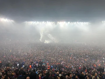 V Es ist kein Protest. Es ist ein Fan von Trabzonspor, der das Feld invadiert hat, um den Titel zu feiern.