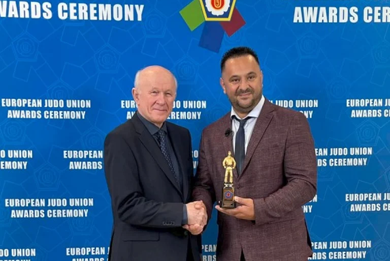 Driton Kuka acepta el gran premio en el Campeonato Europeo de Judo.