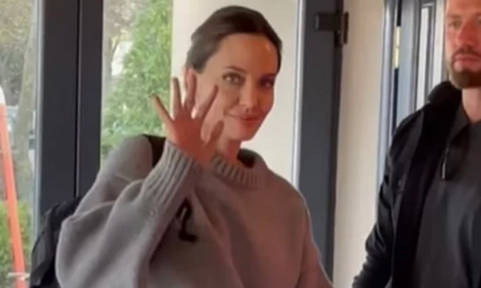 Attrice Angelina Jolie appare in un caffè a Lviv, Ucraina