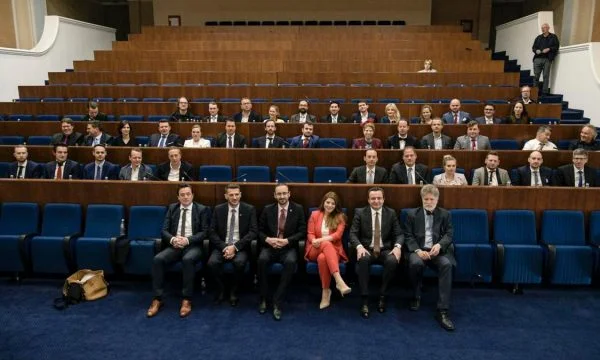 Kurti beherbergt 50 deutsche Investoren, lobt für Deutsch in Kosovo