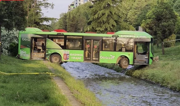 The bus that fell into the river will not be removed from the scene