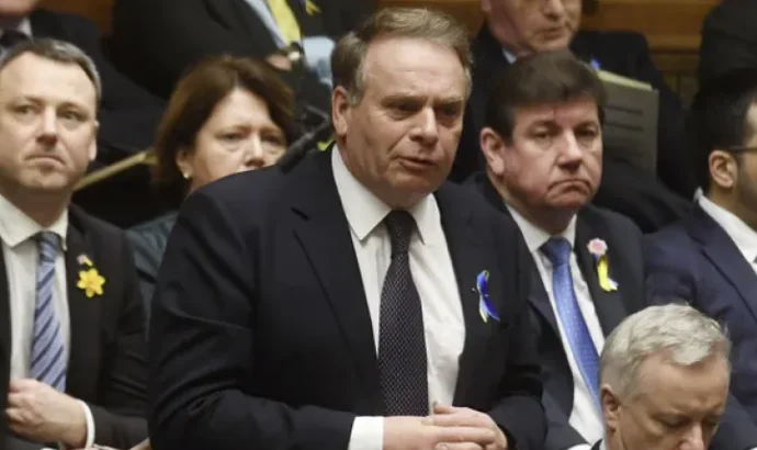 Le député britannique suspendu après avoir vu de la pornographie au Parlement