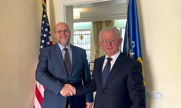 L'ambassadeur américain invite Skender Hysen à déjeuner : La procrastination dans l'intérêt de la Russie
