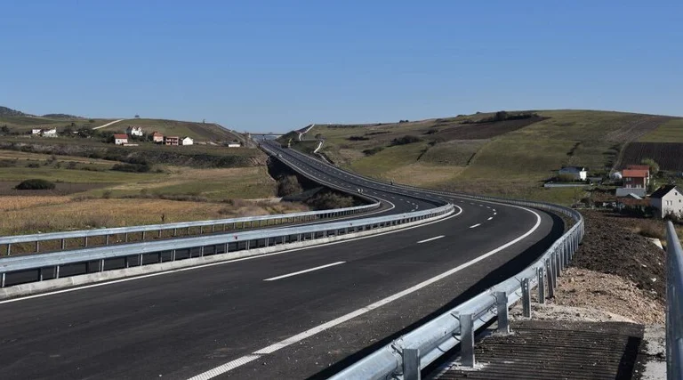 Regional and national roads in Kosovo: More asphalt was laid in what year