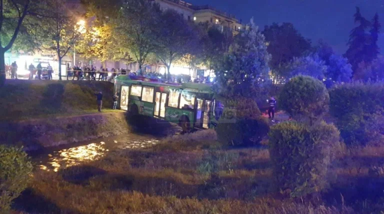 Tirana: Bus tombe dans la rivière, qui aurait été blessée.