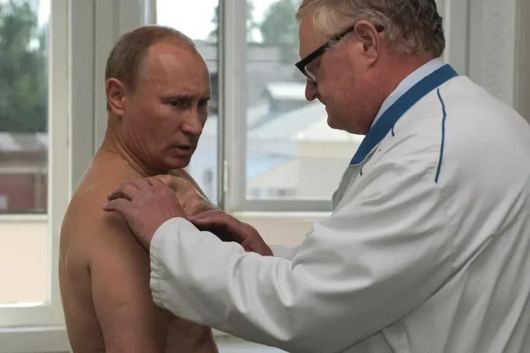 Sun: Vladimir Putin in serious health, under doctors' control constantly