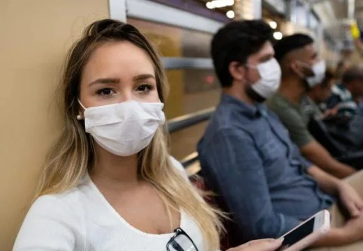 Questo paese richiede mettere maschere su treni, cinema e luoghi sportivi