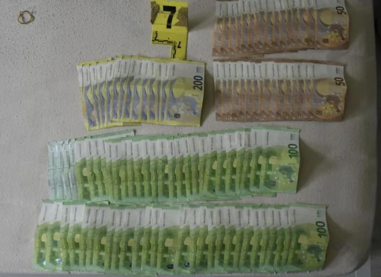Police in action: Three persons arrested, 10,000 euros seized, cocaine and weapons.