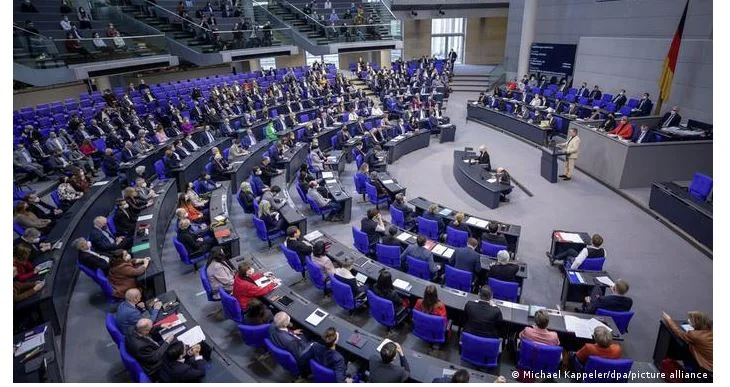Bundestag votes for sending heavy weapons