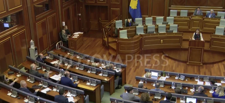 Hashim Thacis Name bricht das Parlament ab: PDK Stanztabellen, Albulen Hadziu kann nicht sprechen