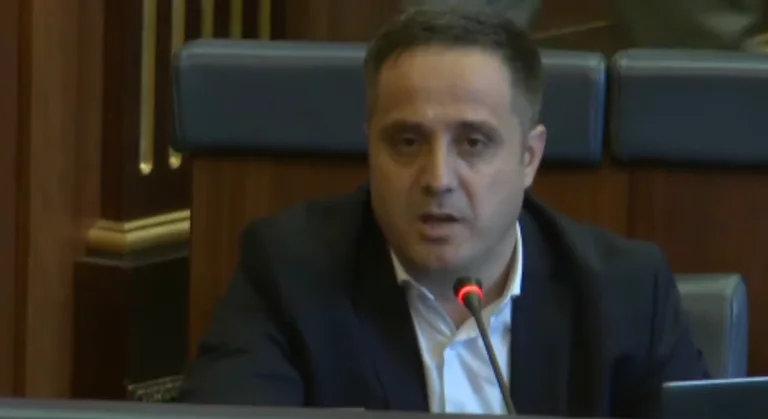 Selmanaj: L'Autriche nous punit pour 400 euros, exile des terres à la frontière. Notre gouvernement ne fait rien.