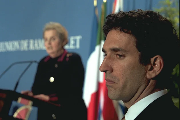L'ancienne porte-parole d'Albright révèle ses rares moments de carrière, souligne l'insistance sur le Kosovo
