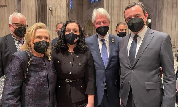 Osman publie également une photo des Clinton des funérailles : avec nos sauveteurs