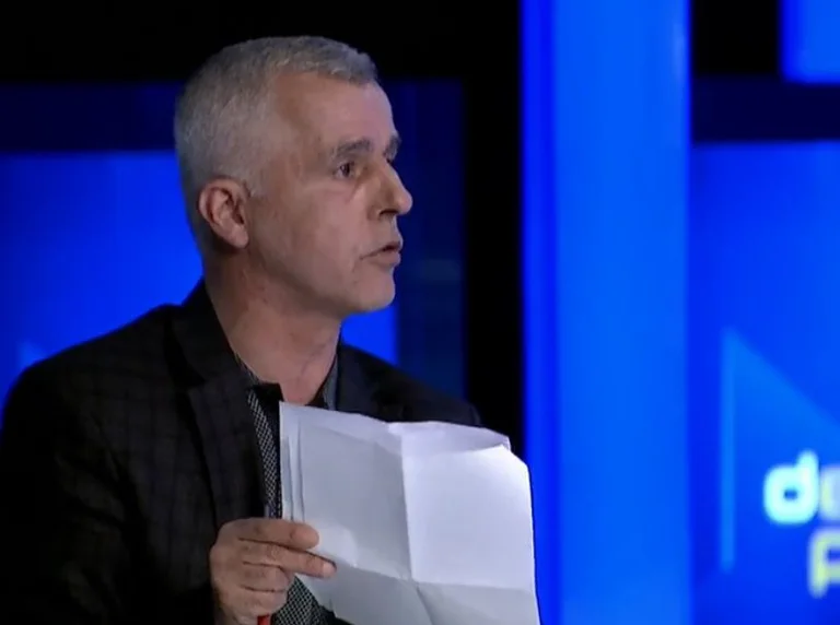 Klink threatens Kurt with the entrance jam: He gets the vote to punish veterans he's running from heavy subjects
