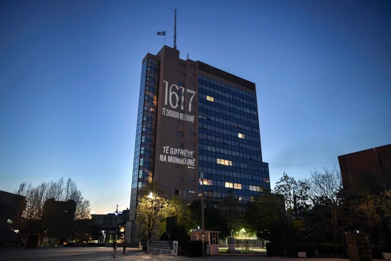 L'edificio del governo illumina con il numero di persone scomparse durante la guerra