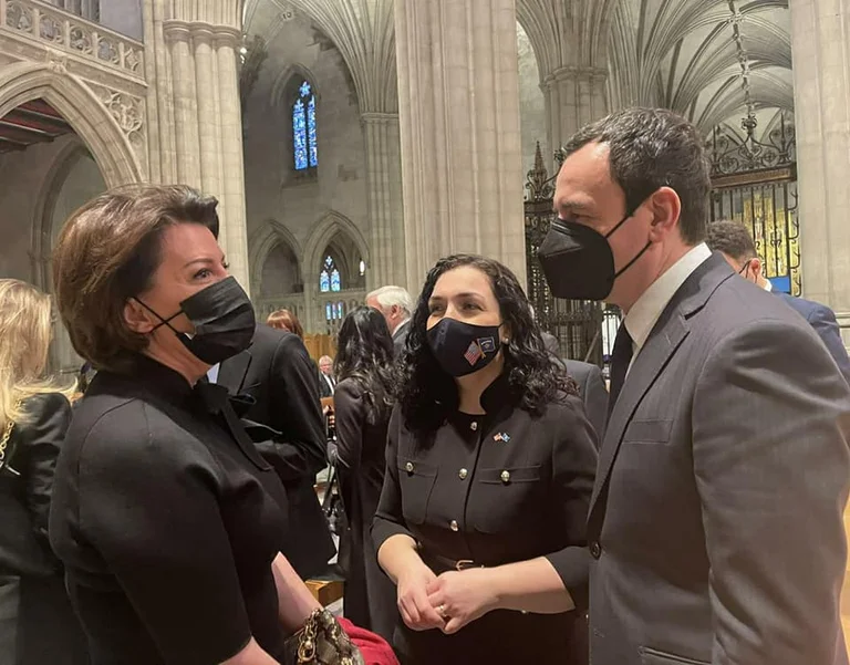 Yahyaga aux funérailles d'Albright: Il rencontre Osman Kurt