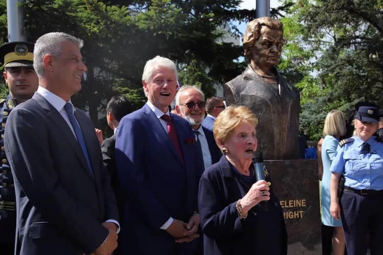 Clinton erinnert an die Zeit, als Albright in Pristina war: Als wir den 20. Jahrestag ihres Siegs und unserer