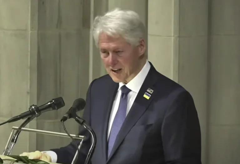Clinton at Albright's funeral recalls the visit to Pristina: We held hands, we were surrounded by half a million Kosovars