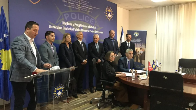 La Suisse aide le Kosovo avec du matériel de recherche : Accepté par Svechla et Mehmet