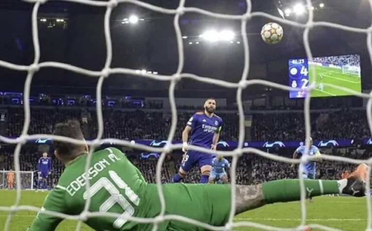 Nessuno l'ha visto quando Benzema ha colpito la pena, guarda cosa hanno fatto i fan di Man City.