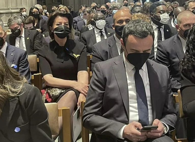 Yahyaga affiche une image étrange des funérailles: Albin Kurti par téléphone, c'est de retour