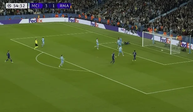 The planet's most mobile man, the Winnicius lost the ball to City players, scored a great goal.