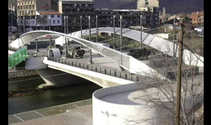 On n'a pas encore revu le pont au-dessus de la rivière Iber.