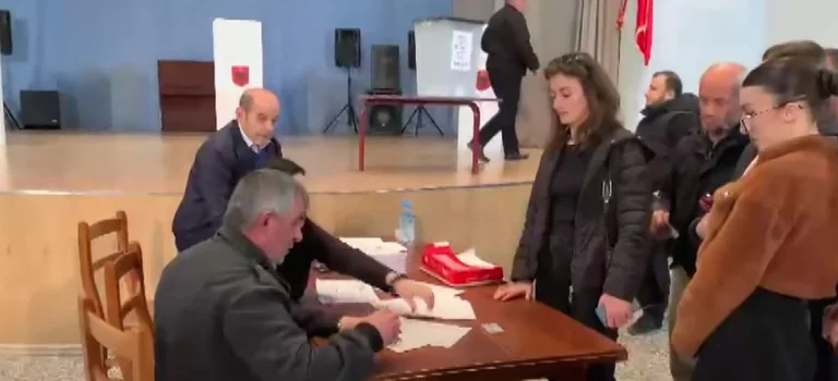 Bulqiza vote aujourd'hui pour le leader du DP, un des candidats se retire de la course