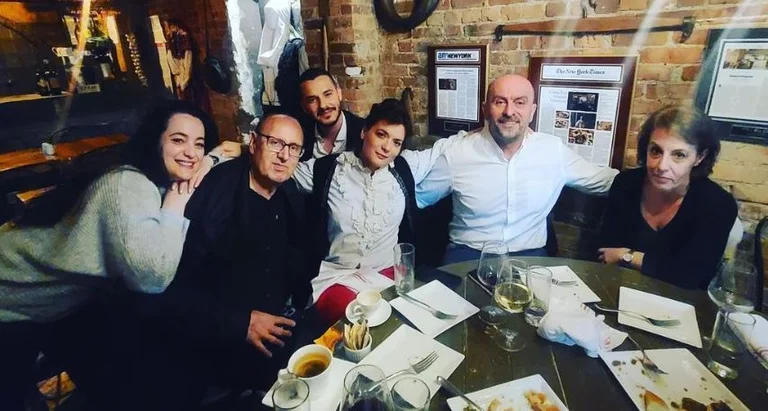 Donika Gervailla momenti di relax in America: Divertimento del vino con gli amici